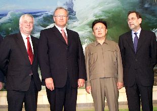 Por la izquierda, el comisario Chris Patten; el primer ministro sueco, Göran Persson; el presidente Kim Jong II, y Javier Solana,  mister Pesc , ayer en Pyongyang.