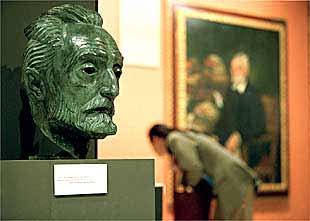 Escultura de Miguel de Unamuno, obra de Victorio Macho, expuesta en la muestra sobre Bilbao.