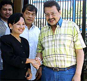 Gloria Macapagal y Joseph Estrada, ayer, en la cárcel de Santo Domingo.