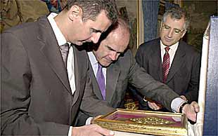 Manuel Chaves entrega un obsequio al presidente sirio durante el encuentro de ayer en Madrid.
