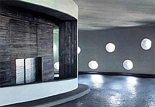 La obra  Sin título (Multi Story Car Park) , 2000, de Ígor Mischiyev, fotografía digital  lambdachrom  sobre diasec y aluminio.