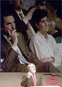  Aznar acusa a ETA de querer matar el Estatuto, y al PNV, de desearlo muerto 
