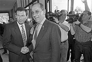 Ibarretxe estrecha la mano del vicepresidente Rodrigo Rato en un encuentro en mayo de 1997.