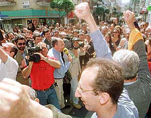 El grupo que ayer concluyó la huelga de hambre, a su salida del Ayuntamiento de Algeciras.