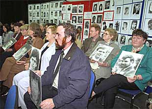 Familiares de miembros del IRA muertos, durante una rueda de prensa ofrecida ayer en Belfast.