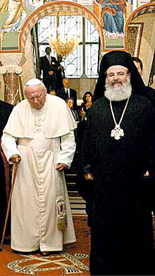 El Papa y el arzobispo ortodoxo Christódulos (derecha), ayer en Atenas.