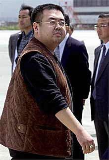 El presunto hijo del líder norcoreano, ayer en el aeropuerto de Tokio.