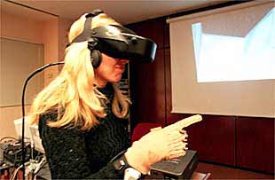 Una pedagoga, con un simulador de realidad virtual de un proyecto de apoyo a los niños autistas.