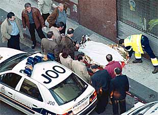 El cadáver de Manuel Giménez Abad, ayer, tendido en la calle de las Cortes de Aragón, de Zaragoza.