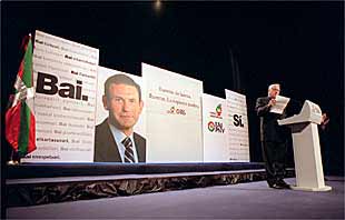 Xabier Arzalluz, ayer, durante su intervención en el mitin del PNV en Vitoria.