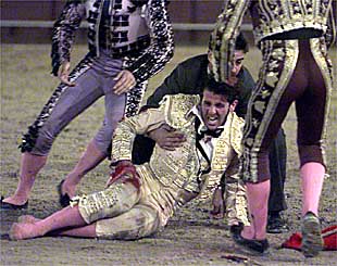 La cuadrilla asiste a Juan José Padilla, lesionado a causa de una cogida al entrar a matar.