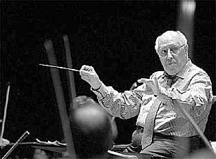 La batuta de Mstislav Rostropovich guía a los músicos de la Orquesta Sinfónica del Estado Ruso, ayer en el Palacio de Euskalduna de Bilbao