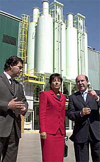 Anna Birulés, ayer, durante su visita a una azulejera.