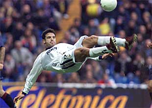 Morientes remata en posición acrobática durante un partido de la temporada pasada.