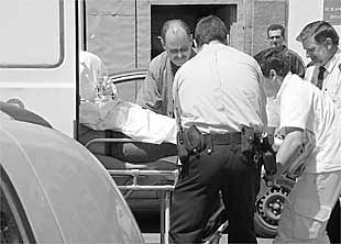 El cuerpo de Alfredo Estrada en el momento de ser retirado de la Biblioteca de Sagunto.