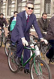 Francesco Rutelli, en el  día sin coches  organizado en Milán en marzo.