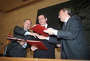 De izquierda a derecha, Álvarez del Manzano, Ruiz-Gallardón y Florentino Pérez, ayer tras firmar el convenio.