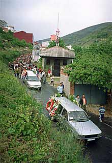 Cientos de vecinos acompañaban ayer a los féretros hacia el cementerio.