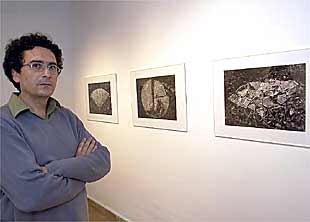 Juan Carlos Cazalla, ante el tríptico que forma parte de su exposición  20 áreas .