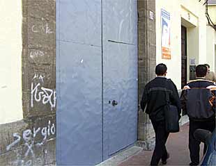 Entrada a la Biblioteca Municipal de Sagunto donde ocurrieron los hechos.