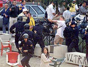 La policía cargó contra  seguidores del Leeds que se enfrentaron a aficionados valencianistas con botellas y sillas.