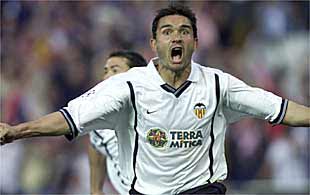   El Valencia se mete en la final de Milán por la puerta grande   . Foto: JOSÉ JORDÁN