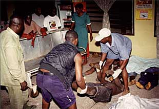 Empleados de un hospital colocan los cadáveres procedentes del estadio de fútbol de Accra, la capital de Ghana.