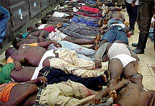 Decenas de cadáveres, alineados en el suelo del hospital militar de Accra.