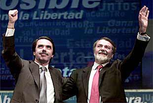 Aznar y Mayor Oreja, anoche en el palacio Euskalduna de Bilbao.