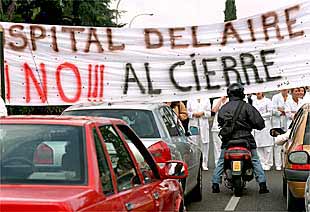 Manifestación de trabajadores del Hospital del Aire, en contra del cierre del centro, ayer.