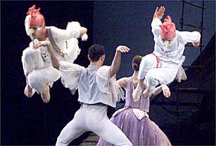 Escena de   Infliction , de la Compañía Nacional de Danza,  anoche, en el Principal de Valencia.