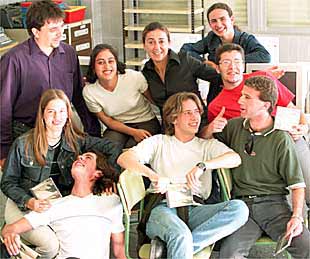 El equipo ganador del premio posa en una de las aulas del instituto de Tavernes.