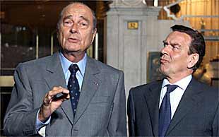 Jacques Chirac (izquierda) y el canciller alemán, Gerard Schröder, el pasado viernes por la noche en París.