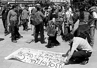 Un grupo de  okupas , a las puertas del Ayuntamiento de Granada.