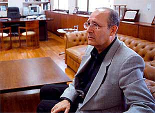 Manuel Rodríguez Marín, en su despacho de la Universidad Miguel Hernández de Elche.