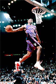 Vince Carter se dispone a efectuar un    mate .