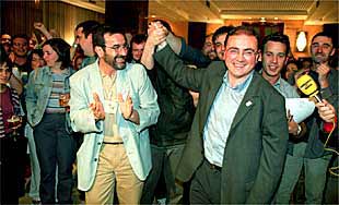 Madrazo, ayer, aclamado por sus seguidores en un hotel de Bilbao tras conocer los resultados de IU.