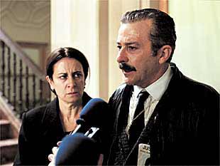 Imagen de la serie    Padre Coraje,  con los actores Mariana Cordero y Juan Diego.