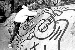 Keith Haring, pintando un mural en el barrio chino de Barcelona en 1989.