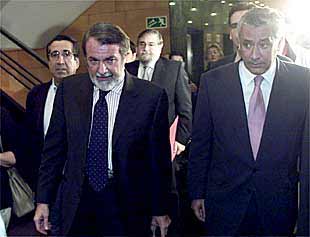   El PP quiere que Mayor se vuelque en Euskadi para evitar una desbandada de sus concejales  