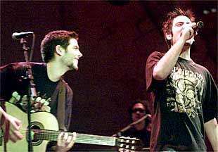 David Muñoz (derecha) y su hermano José, a la guitarra, componentes de Estopa.