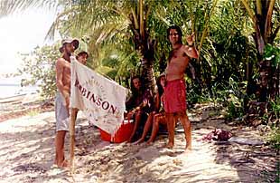 Algunos de los concursantes de la primera parte de    Supervivientes: Expedición Robinson. 