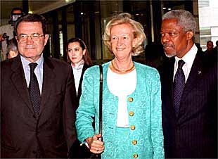 Annan, a la derecha, con Prodi, presidente de la CE, y Fontaine, presidenta del Europarlamento, ayer en Bruselas.