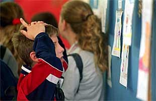 Alumnos de un colegio de Granada visitaron ayer la exposición de difujos infantiles.