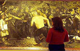 Uno de los dos lienzos de Ramón Castañer sobre la revolución del    Petrolio  expuesto en Alcoy.