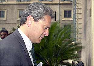 Francesco Rutelli se dirige a una reunión de la coalición de centro-izquierda El Olivo ayer en Roma.