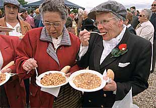 Vecinos de Pinar del Rey, ayer, en el convite organizado por la Junta Municipal de Hortaleza.