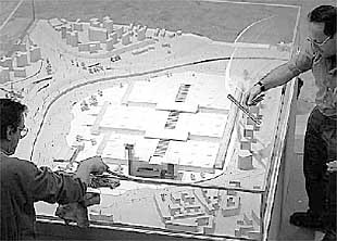 Varias personas observaban ayer la maqueta de la nueva Feria de Muestras en Barakaldo.