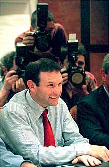   El 'lehendakari' quiere negociar con PP y PSE un modelo de convivencia  