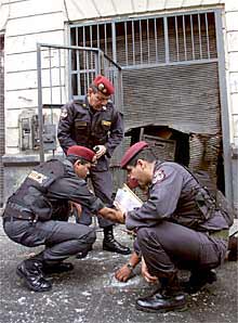 Varios policías examinan los daños causados por la bomba ayer en Lima.